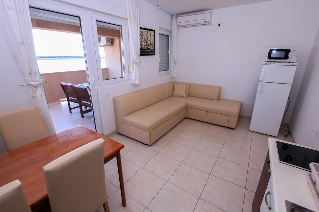 Apartments Miroslav Povljana Εξωτερικό φωτογραφία